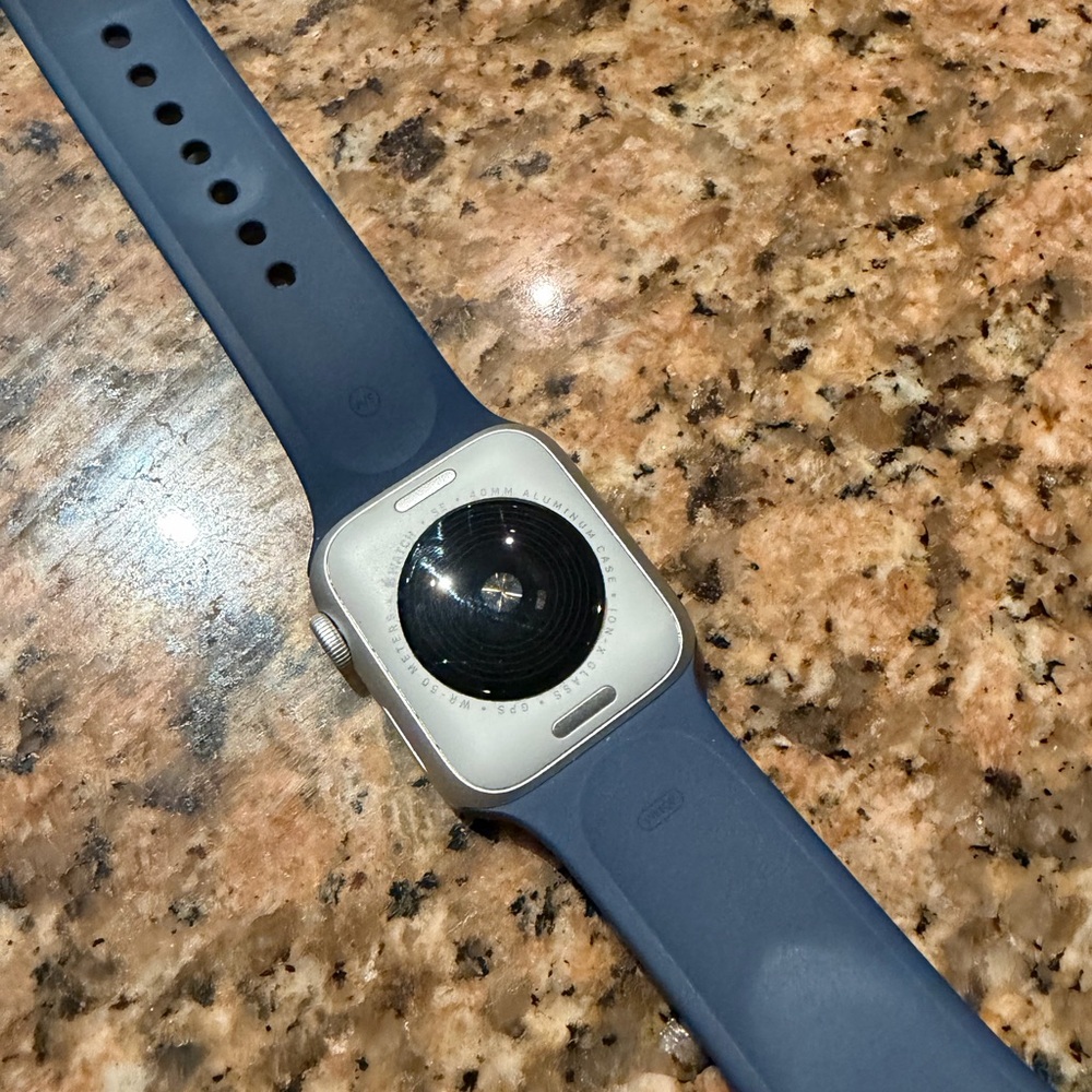 Apple Watch SE Gen 2 Silver 40mm with 2 silicone bands, charger, charging stand - Picture 4 of 6